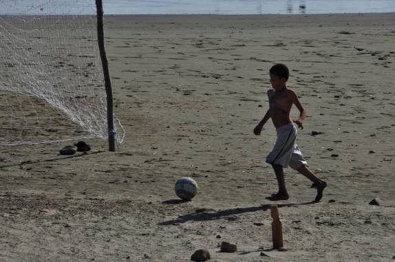 Tinha de ter um futebol! (Playa Hermosa, em San Juan del Sur, na Nicarágua)